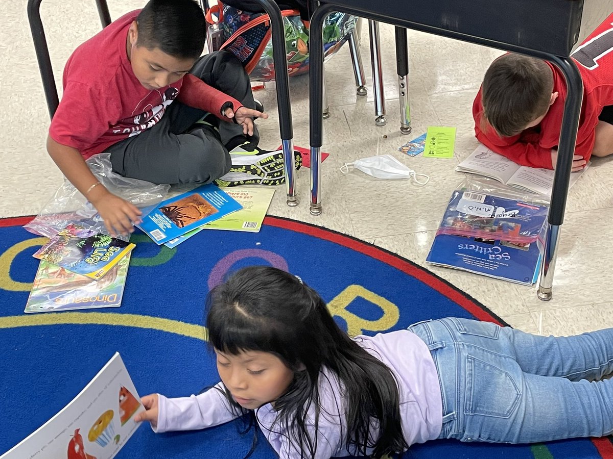 GoodrowKellie's tweet photo. Every reader is unique, and so are the places that they choose to do their reading! We are building our reading stamina every day!! @R_M_Moore_Elem @_DrAbbyMay @SArmbruster_RMM https://t.co/Kcn8ySsaTI