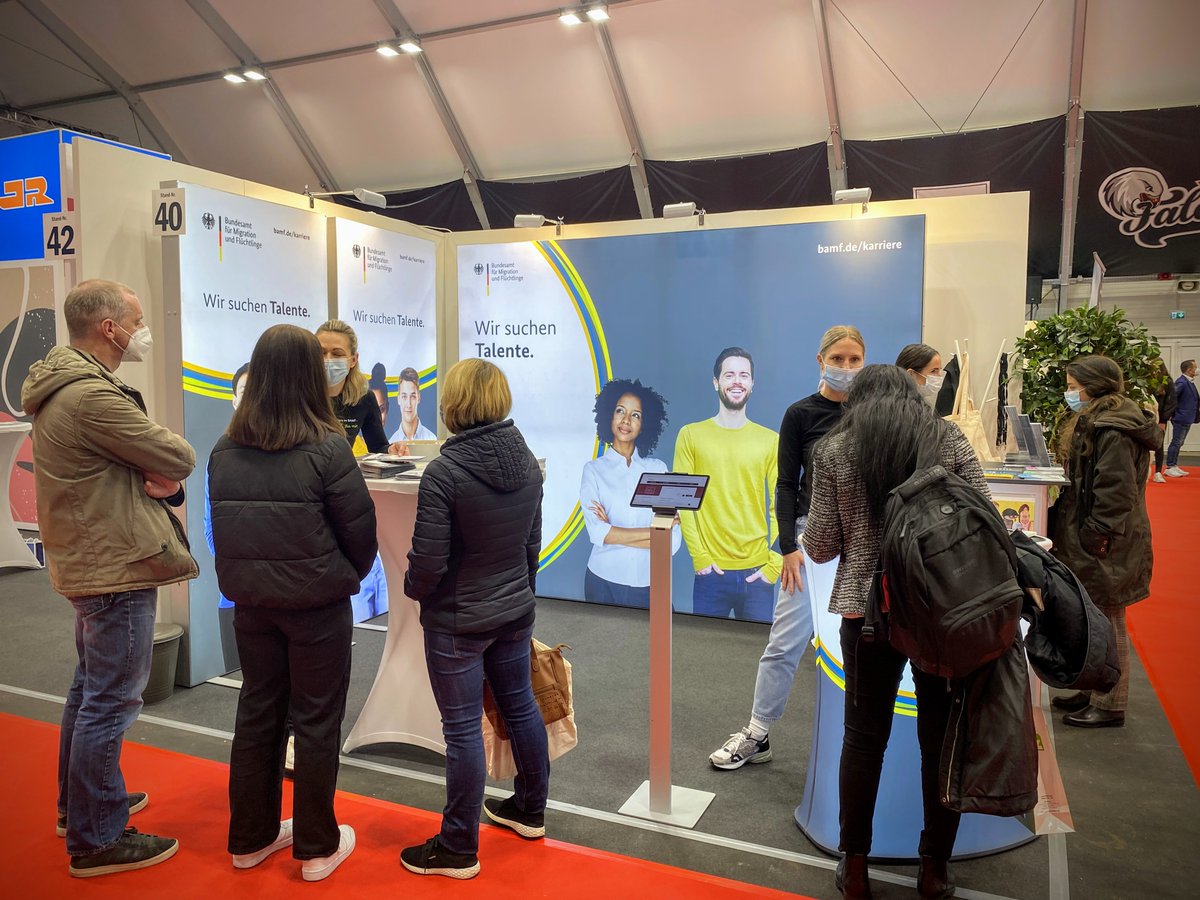 BAMF_Dialog's tweet photo. Ein gut gelauntes Hallo von der #Jobmesse #Nürnberg! Ich freue mich, dass wir uns endlich wieder persönlich austauschen können. Wer mit uns über #Ausbildung & #Karriere im BAMF sprechen möchte, kann das auch morgen noch v. 11:00–17:00 Uhr tun. Ich bin auch wieder dabei!#fragJonas https://t.co/aLwR7TbYEm