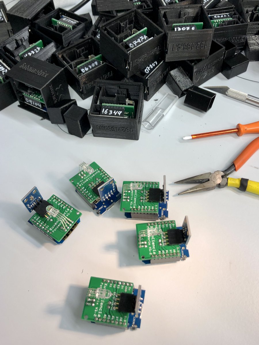 XuvenCiencia's tweet image. O montaxe dos kits #Fotometrix para os nosos cursos de metodoloxía científica no @CAFIgalicia e @CfrPontevedra foi un gran traballo en equipo coa axuda de @makerslugo e @ElectroComp_es ! Moitas grazas! @XuvenCiencia @UniversidadeUSC @CampusTerraUSC