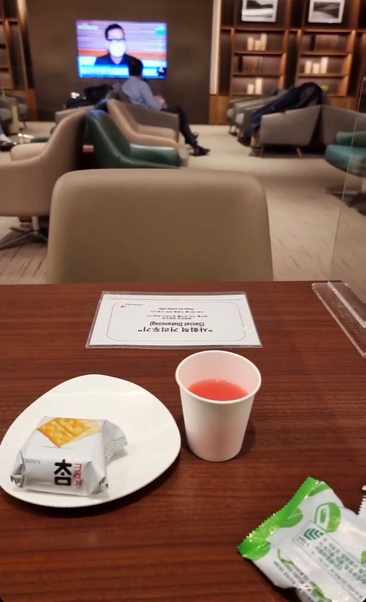 Clarievia's tweet photo. วันนี้เมเนอยู่สนบ. Asiana Lounge เวลาคือไฟล์ต LA เลยนะ 😆 https://t.co/sbxVKt9WRF