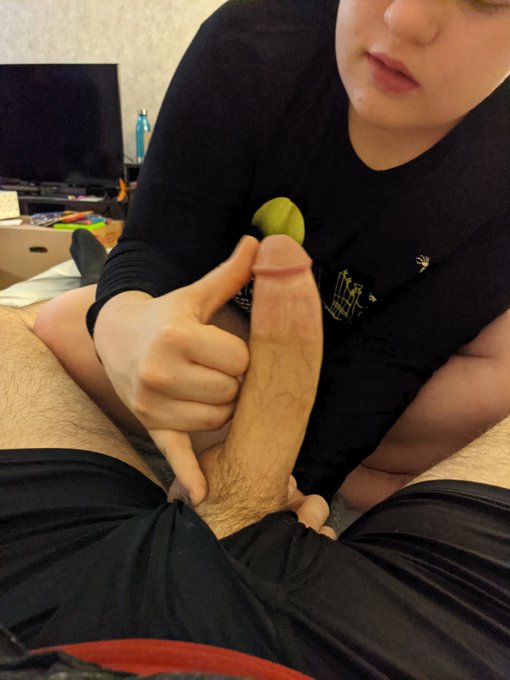 It's so big in their little hand 😏 https://t.co/vQR8DmJZTv<a href="/tag/ddlg"class="tags"><span>#ddlg</span></a><a href="/tag/daddydom"class="tags"><span>#daddydom</span></a><a href="/tag/cgl"class="tags"><span>#cgl</span></a>