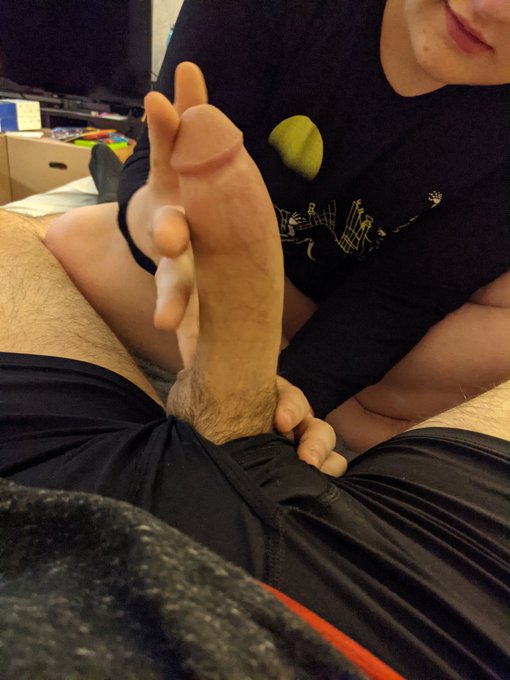 It's so big in their little hand 😏 https://t.co/vQR8DmJZTv<a href="/tag/ddlg"class="tags"><span>#ddlg</span></a><a href="/tag/daddydom"class="tags"><span>#daddydom</span></a><a href="/tag/cgl"class="tags"><span>#cgl</span></a>