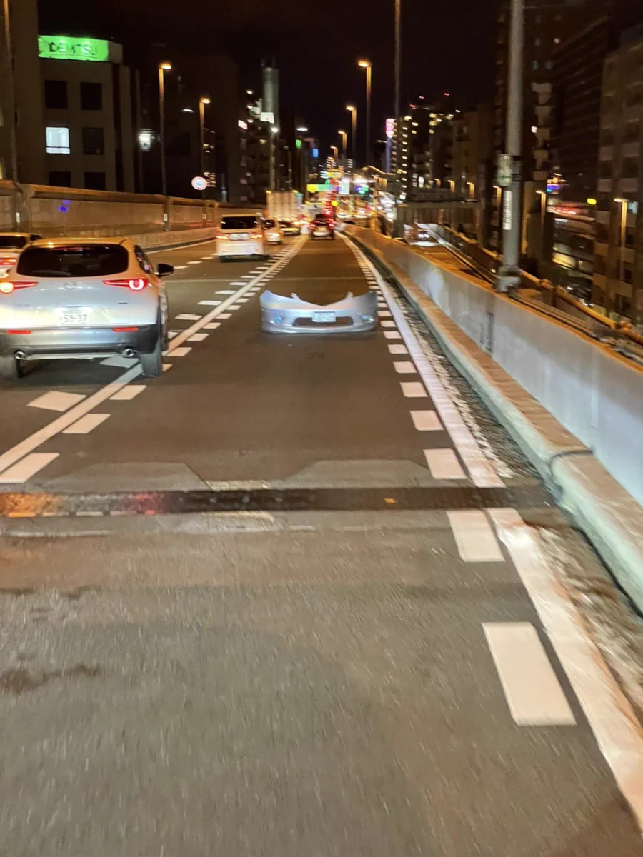 高速道路で出会ってしまったのは、逆走でしょうか。錯覚でしょうか。落とし物でしょうか。