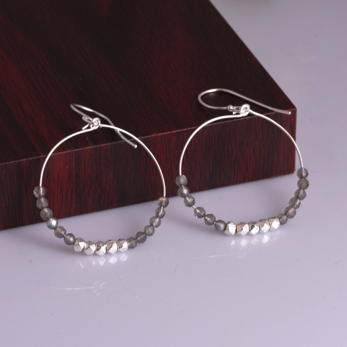 PanoplySilver's tweet photo. Sterling Silver Labradorite Hoop Earring Minimalist Stone Bead Hoop Labradorite Beads Handmade Modern Earring Healing Gemstone Earrings Gift
#beadedearring #earring #handmadeearring #hoopearring #vintageearring #healingearring #modernearring #stoneearring #silver https://t.co/0eXKGARBef