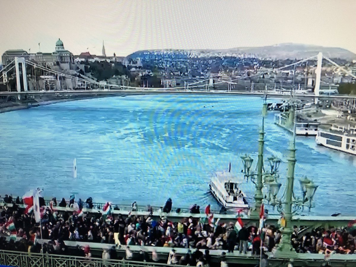 v_marton's tweet photo. Massive pro-govt Peace March taking place in Budapest. 

Hundreds of thousands remeber the heroes of 1956 and stand for democracy, sovereignty and the rule of law.
🇭🇺
#Békemenet #1956 #Budapest https://t.co/vU9DVTDlqe