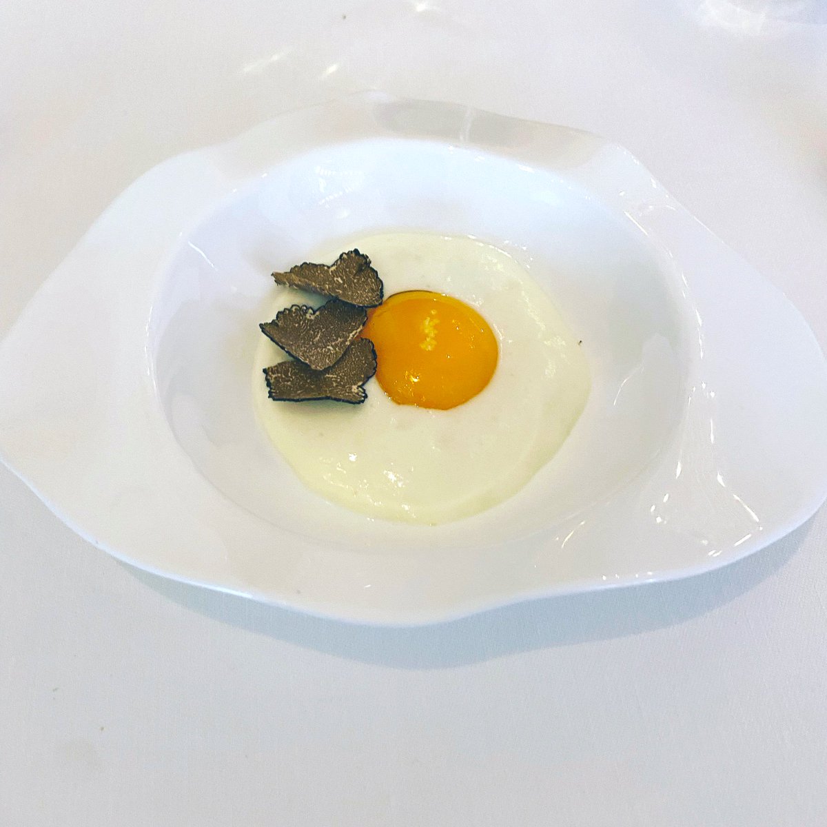 e_serraiotto's tweet photo. Reinterpretazione dell’uovo in tegamino con spuma di burrata e tartufo by chef #ernestoiaccarino #donalfonso1890 #sorrentocoast #napoli #Italy 🇮🇹 #truffletime https://t.co/5XrAwNSuWX