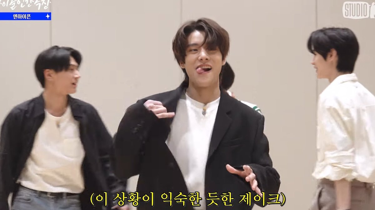 daily_jakehoon's tweet photo. 02z fighting at the back and then there's jake😂 https://t.co/eFVPDScdQW