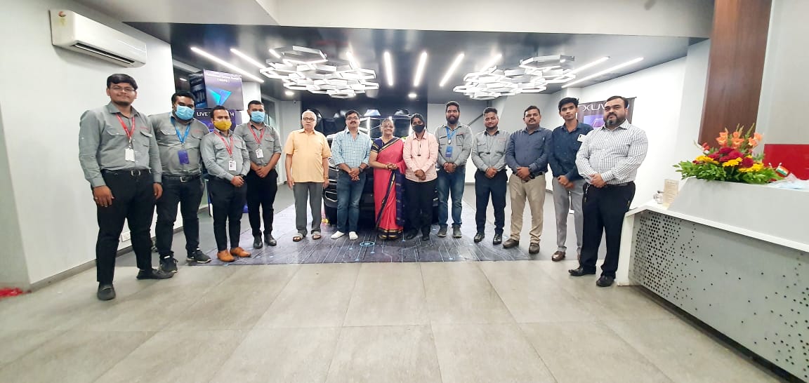 SJML_PUNE's tweet photo. Delivery Of Mahindra Alturus G4 Of Our Customer Mr. Shivshankar & Family .
This festive Season , To Own Your Most Elegant & Comfortable Vehicle Contact - 7720049641,785047209,9689922153,9881070175,9552502335
#silverjubileemotors #comfort #delivery #alturus https://t.co/DefGc9wqBU