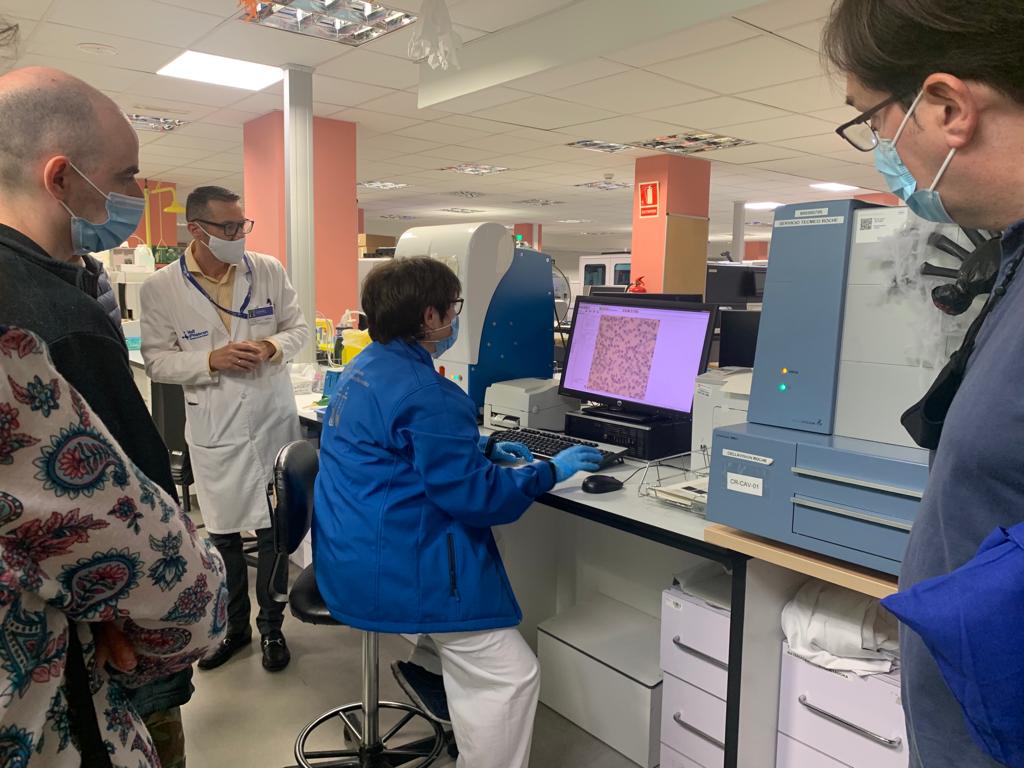 vallhebron's tweet photo. Arrenquen les visites del @48hOpenHouseBcn a Vall d'Hebron amb els Laboratoris Clínics! 🧪 Els ciutadans coneixen de primera mà com treballen al laboratori més gran de l'Estat espanyol i uns dels més grans d'Europa per volum i complexitat. #OHB21 #VallHebron48H https://t.co/BllSJ21x7V