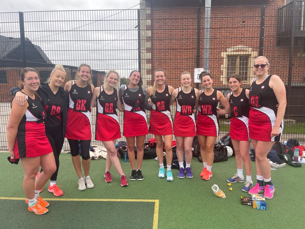 HamptonNetball's tweet photo. Double win for Hampton today! Great play from both the Bs and Cs to take the wins in their matches ❤️🖤
⭐️ Hampton C won 54-38 vs. @fans_barnes 
⭐️ Hampton B won 48-42 vs. @ReigateNC A https://t.co/khfFQQpmvU
