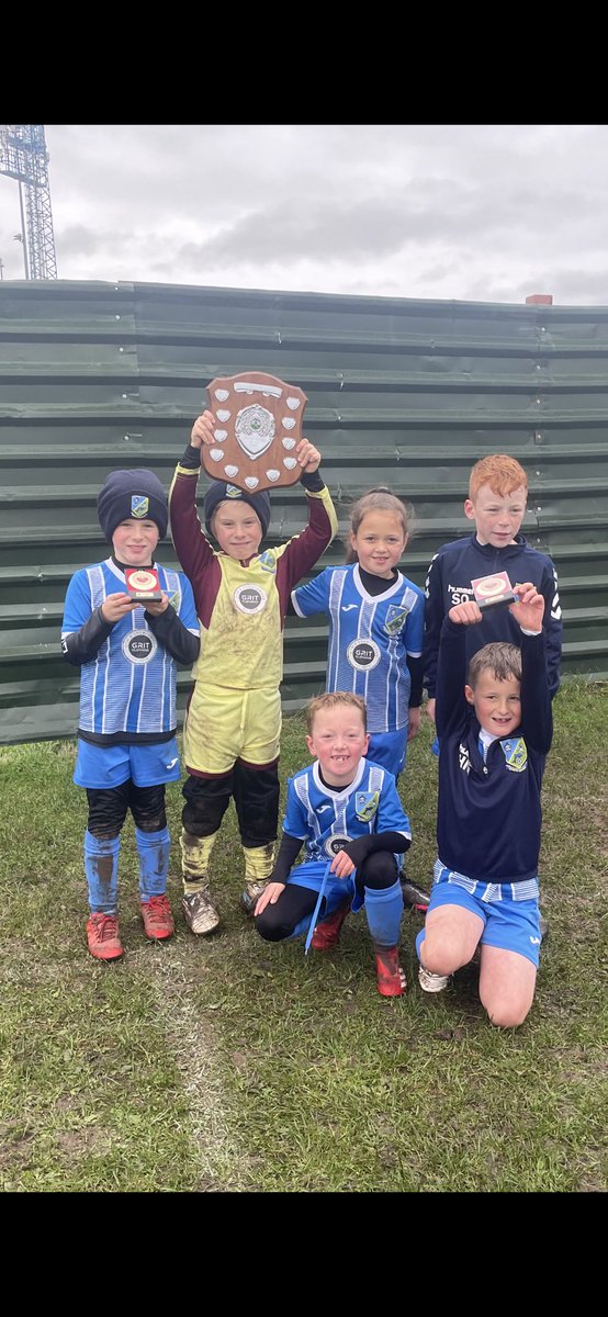HelenMarr5's tweet photo. Furness Rovers Royals U8s lifted the Barrow & District Junior Football League U8 Autumn Shield this morning #TeamRovers @swalneyj πππ https://t.co/aycACiTwqe