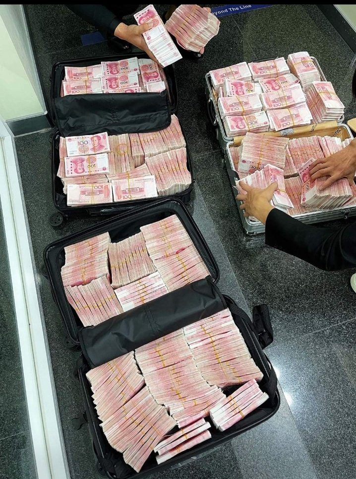 Kinshasa2025's tweet photo. A millionaire withdrew all his savings and ordered his bank to check them note by note after flying into a rage when a security guard asked him to wear a face mask.
The man, known as 'Sunwear' on the social network Weibo, reportedly withdrew ¥5million about £566,000 in banknotes https://t.co/cyyd6gSuzw
