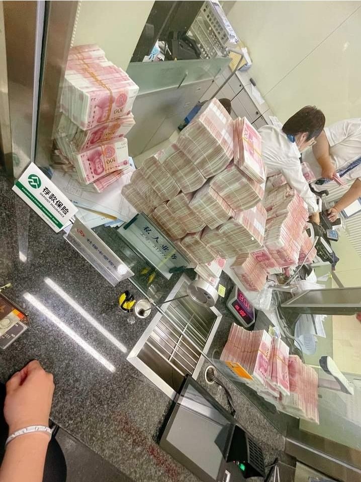 Kinshasa2025's tweet photo. A millionaire withdrew all his savings and ordered his bank to check them note by note after flying into a rage when a security guard asked him to wear a face mask.
The man, known as 'Sunwear' on the social network Weibo, reportedly withdrew ¥5million about £566,000 in banknotes https://t.co/cyyd6gSuzw
