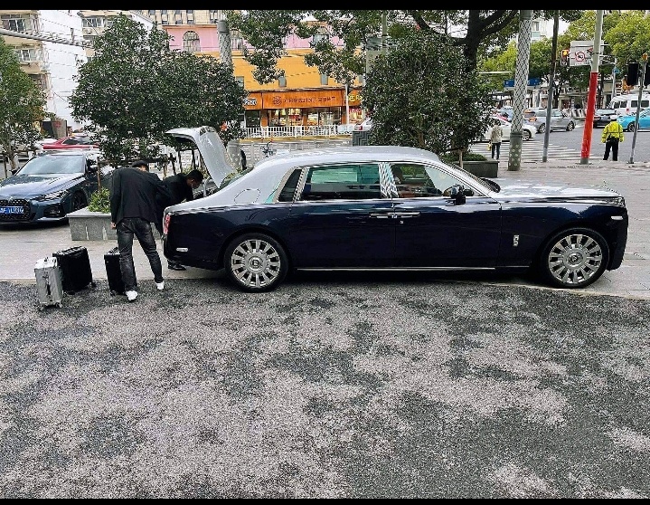 Kinshasa2025's tweet photo. A millionaire withdrew all his savings and ordered his bank to check them note by note after flying into a rage when a security guard asked him to wear a face mask.
The man, known as 'Sunwear' on the social network Weibo, reportedly withdrew ¥5million about £566,000 in banknotes https://t.co/cyyd6gSuzw