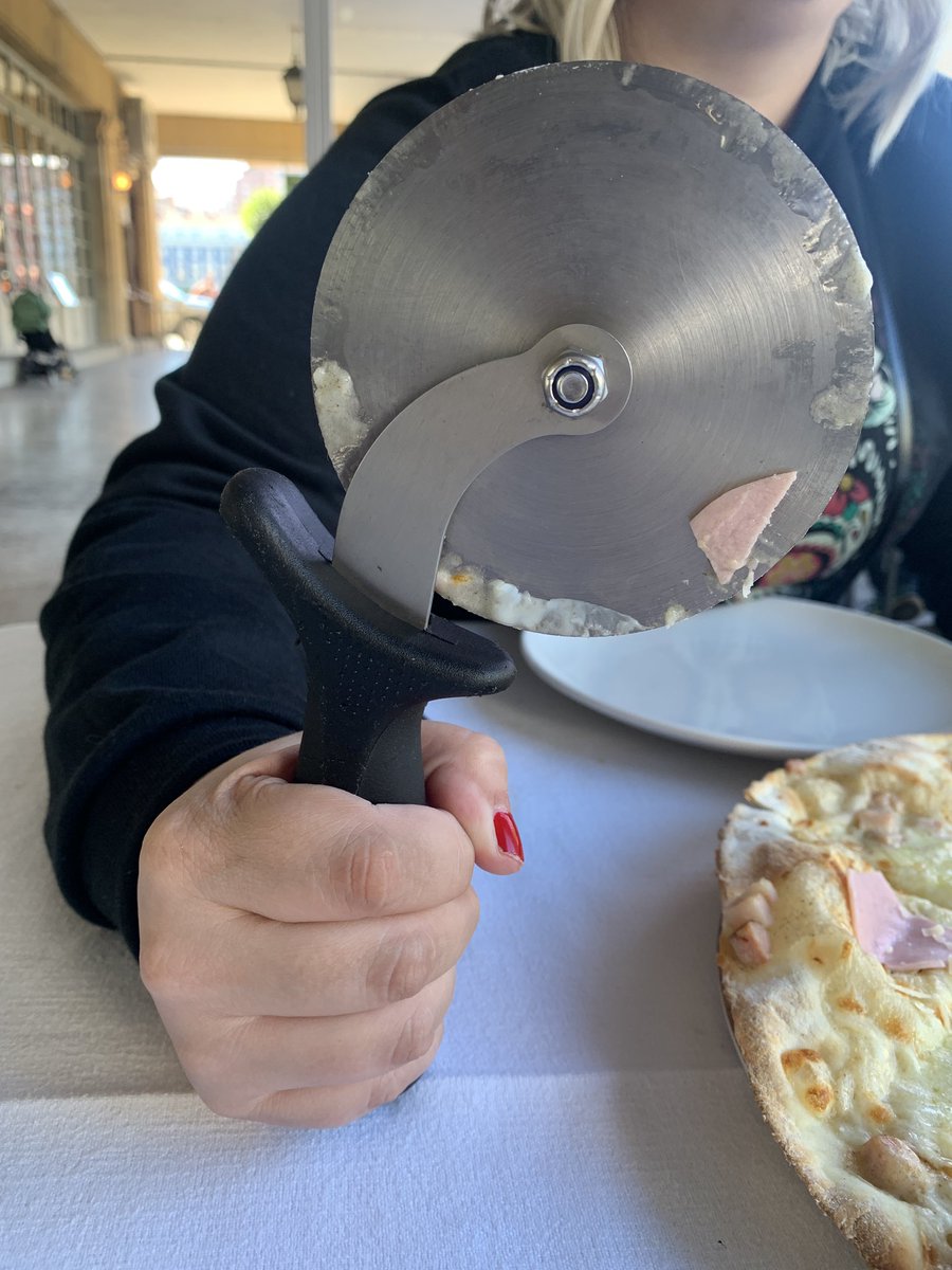 diliz13's tweet photo. #FotoComida lo mejor de todo el cortapizzas 🤣🤣🤣 https://t.co/9dMK1QEuwC