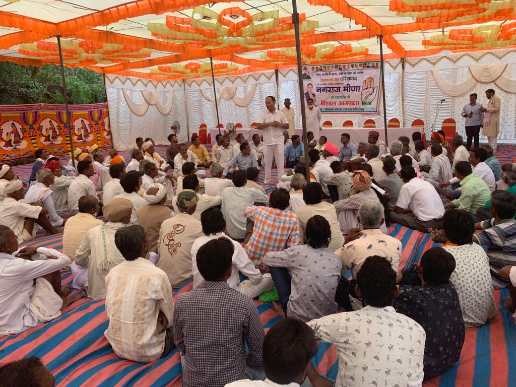 IamMadanMeghwal's tweet photo. धारियावद में कांग्रेस जीत रही है...
आज धारियावद में उपचुनाव के दौरान कांग्रेस प्रत्याशी नगराज मीणा के समर्थन में आयोजित जनसभा के सम्बोधन के दौरान ।
#Congress 
@INCIndia @INCRajasthan @RahulGandhi @ashokgehlot51 @ajaymaken @priyankagandhi @GovindDotasra @CongressBikaner https://t.co/JwjFJ5Yta1
