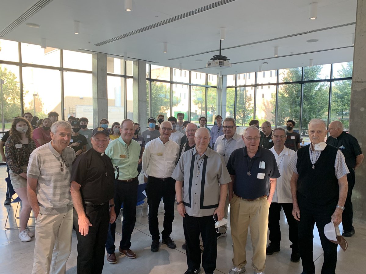 frdoughertycsc's tweet image. Fun gathering at St. Edward’s Univeristy yesterday. Annually the Holy Cross Brothers invite all graduates of Holy Cross high schools throughout the nation (and world) to dinner and fellowship.  Here is a shot of Brothers, Priests and grads.  A great tradition continues!!