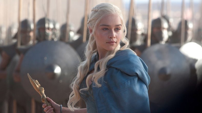 caffrey05's tweet photo. ¡Emilia Clarke cumple 35 años! Felicidades a la persona que interpretó a Daenerys Targaryen, ustedes saben lo mucho que amo a Daenerys y no imagino a otra persona en el papel de este gran y único personaje. https://t.co/5QGrrtTdAz