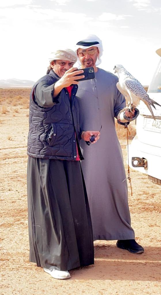 #أفخم_سلفي
هذا محمد عزّنا محمد عزيز الجناب
ياعلنا ماننحرم خوّتْه ياعلّنا
تورق على طاريه جرد أيام عمر الشباب
وتزهر على فعله دول وتعيش عمر الهنا
عدّ الرّها في مهمه الدنيا وغيره سراب
زرع غلاه بصحصح صدور العباد وجنا
الله يحفظه للوطن شامخ عزيز الجناب
ولأمة الإسلام ولكل الخليج ولنا ،،،