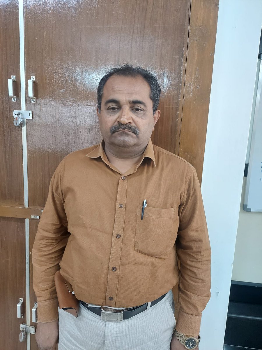 Gujarat ACB nabs Deputy Mamlatdar in Rs. 10,000 bribe case DeshGujarat