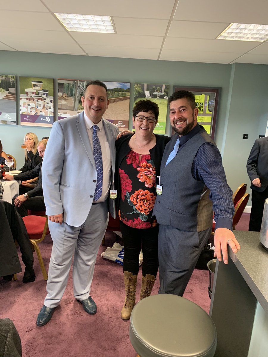 DamonBrophy's tweet image. Great afternoon at Doncaster Races with Mone Bros great to see  Kevin and Craig and Landscapers   @TalaseyGroup #Talasey @MoneBros #Totaltalasey #VitripiazzA