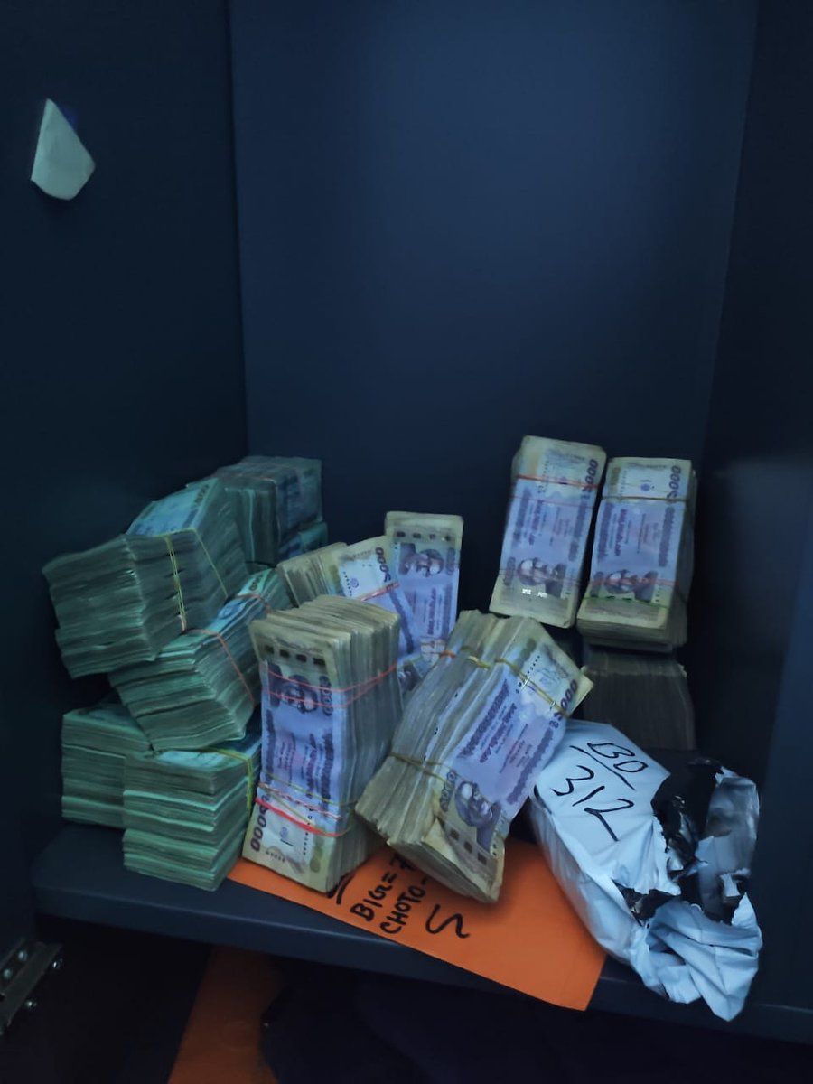 kolkata_customs's tweet photo. Acting on intelligence on 23.10.21 #PrevCommWB recovered &amp; seized 4.64kg #foreignorigin #gold (40pcs #Goldbars 116gm each) from Marquise St. Kolkata &amp; with quick follow up action recovered further ₹93lakhs cash(INR+forex) collective seizure value₹3.23CR @PIBKolkata @cbic_india https://t.co/NonCSBo3vD