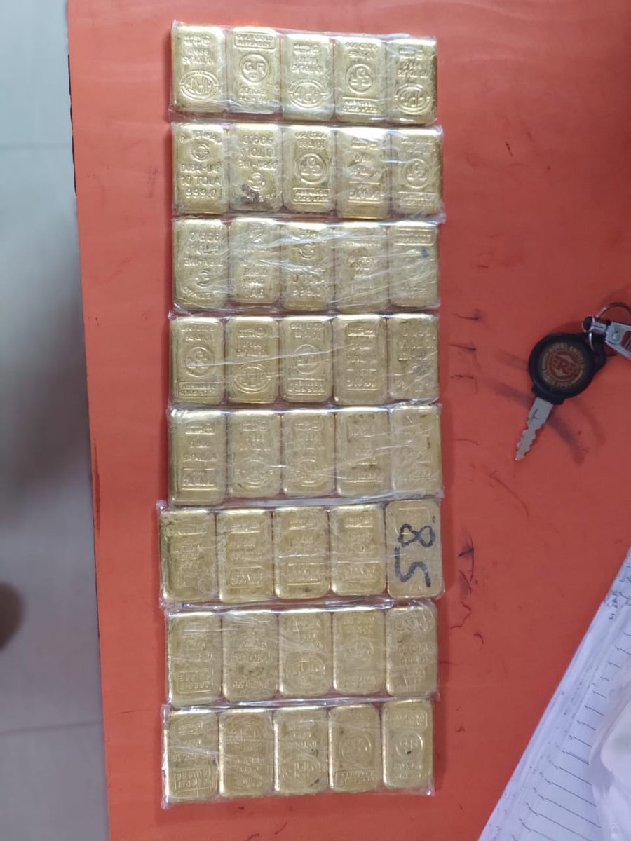 kolkata_customs's tweet photo. Acting on intelligence on 23.10.21 #PrevCommWB recovered &amp; seized 4.64kg #foreignorigin #gold (40pcs #Goldbars 116gm each) from Marquise St. Kolkata &amp; with quick follow up action recovered further ₹93lakhs cash(INR+forex) collective seizure value₹3.23CR @PIBKolkata @cbic_india https://t.co/NonCSBo3vD