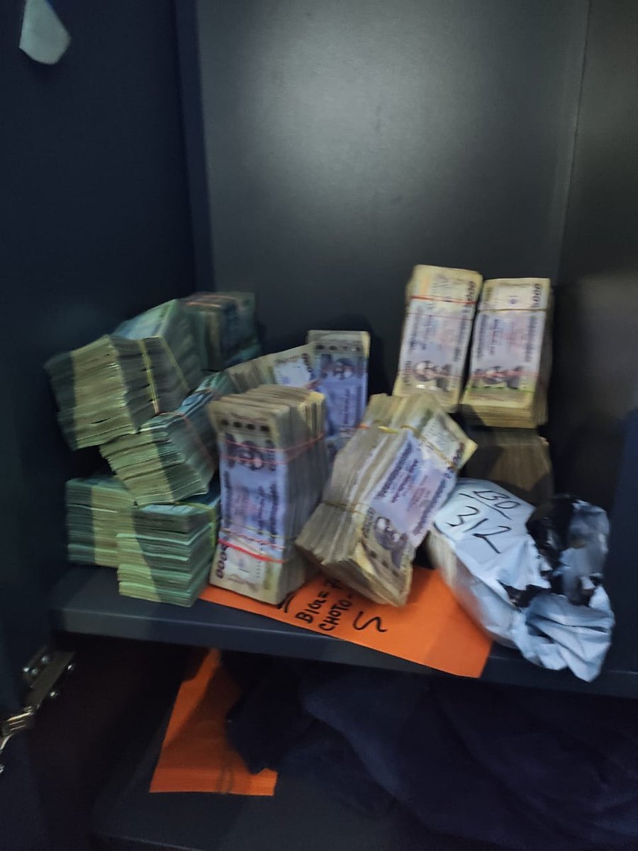 kolkata_customs's tweet photo. Acting on intelligence on 23.10.21 #PrevCommWB recovered &amp; seized 4.64kg #foreignorigin #gold (40pcs #Goldbars 116gm each) from Marquise St. Kolkata &amp; with quick follow up action recovered further ₹93lakhs cash(INR+forex) collective seizure value₹3.23CR @PIBKolkata @cbic_india https://t.co/NonCSBo3vD