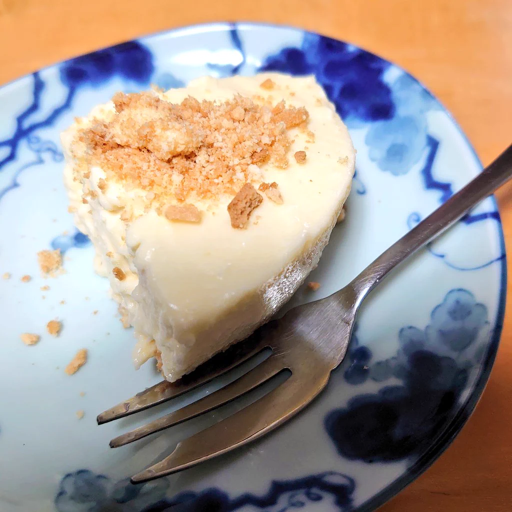 作ってみました🍑ほんのり桃の味わい。下のビスケット(Maryビスケット使用)をギュッとしなかったので崩れてしまったけど簡単で美味しかった😋💓  