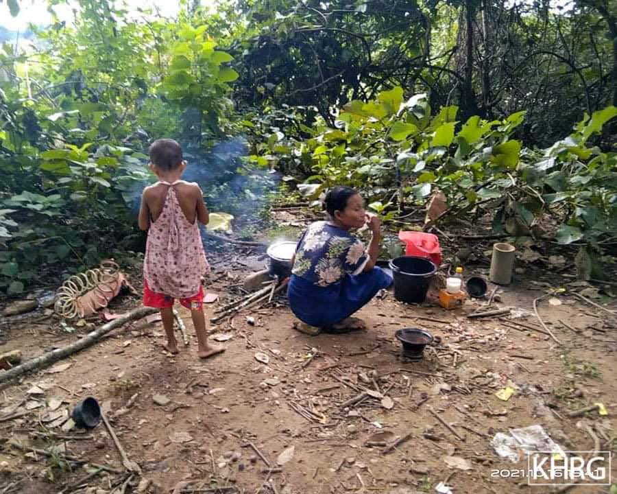 KoPyae86's tweet photo. Clashes between the KNLA &amp; junta has been raging in villages in Kawkareik , @knuhq-Dooplaya,Karen, humanitarian assistance such as food &amp; medical assistance,shelter &amp; clothing is urgently needed. #WhatsHappeningInMyanmar #Oct23Coup  #ASEAN_EngageWithNUG https://t.co/3epw8M0kqr