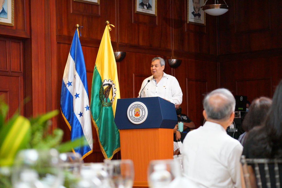 BCIE_Org's tweet photo. Gira de proyectos en #Honduras culminó el día de ayer con un encuentro con el alcalde de San Pedro Sula, Armando Calidonio @armandocalisps, para conversar sobre oportunidades de trabajo conjunto en pro del desarrollo y crecimiento económico de la ciudad. 🇭🇳 https://t.co/gc3Gu7hOiV