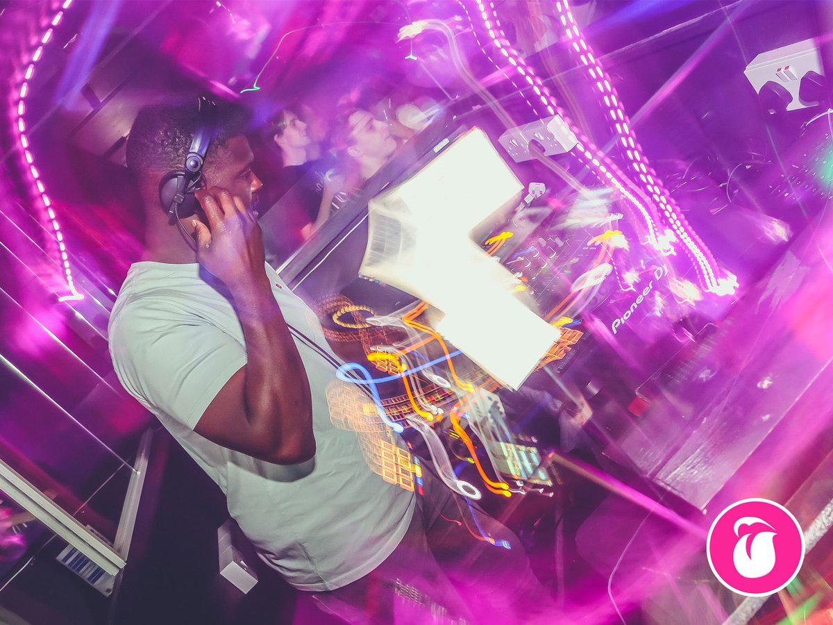 We've got weekend vibes on the mind.🎧
<a href="/MooMooClubrooms/">MooMoo Clubrooms</a> 
#saturday #saturdayvibes #party #weekend #love #music #nightlife #instagood #weekendvibes #friends #saturdaymood #dj #drinks #like #photooftheday #dance  #nightout #photography #livemusic #cocktails #goodvibes #bhfyp