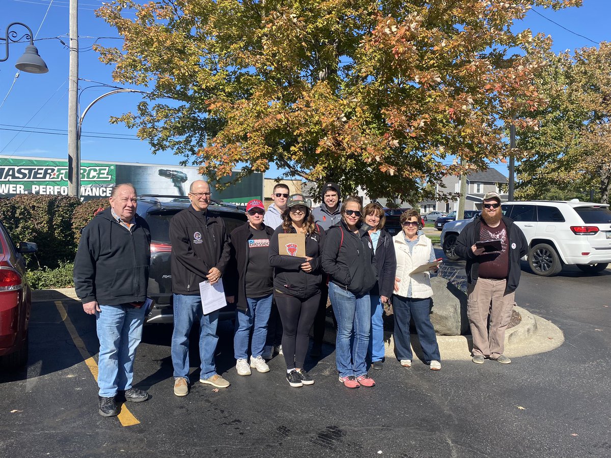 ILOpportunity's tweet photo. Thanks to Rep. Batinick for joining our Plainfield crew and going out and knocking doors this afternoon for the #ILRecall petition! https://t.co/Y9F1YmSHHs