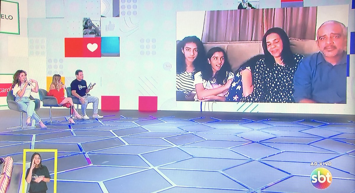 rd1oficial's tweet photo. A entrevistada ficou com vergonha e se enfiou atrás da mãe durante o ao vivo 😂🤣 #Teleton #Teleton2011
(📸 Sbt) https://t.co/6zNZyE12zW
