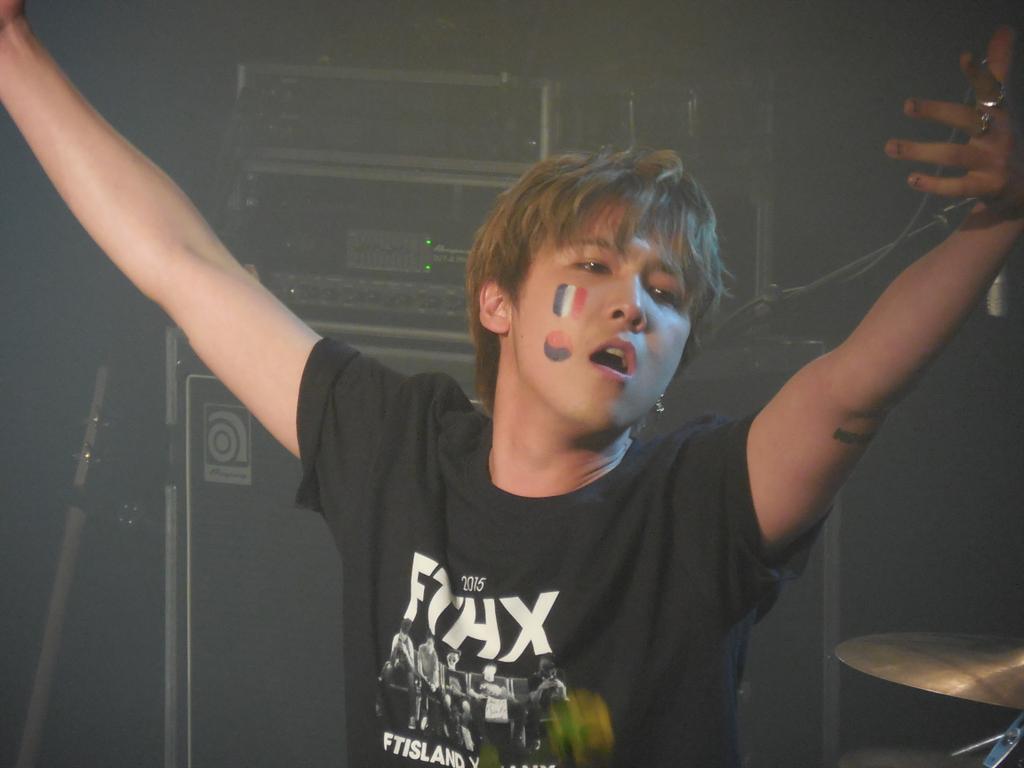 Bling_merong's tweet photo. I was looking at my FT ISLAND's concerts pictures and here are a few photos of Hongki I'm very very proud of 🥰 even tho some are very poor quality 😂😅 can't believe I took them https://t.co/dj9fm7qozZ
