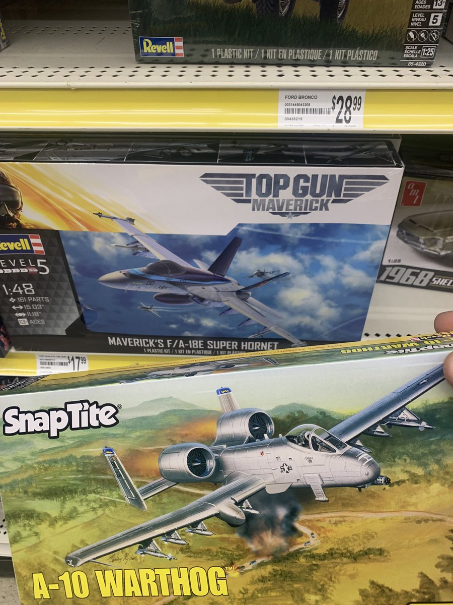 rainbowhworks's tweet photo. Ustedes (los que crecimos en los 80s) se acuerdan de los aviones de armar? Yo todavía soy un niño con esto. Llego a la tienda y me los quiero llevar todos! #airplanes #modelkit #F18 #lainfancia https://t.co/lpDOnCOuEd