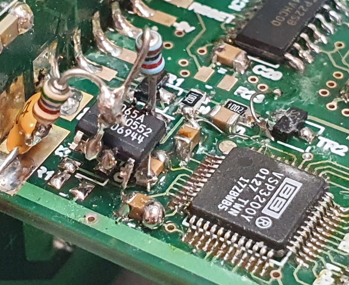 tomfleet's tweet photo. Wow this might straight up be the jankiest board mod I have ever witnessed in an actual product. 

Good god. https://t.co/SueH4z8hz4