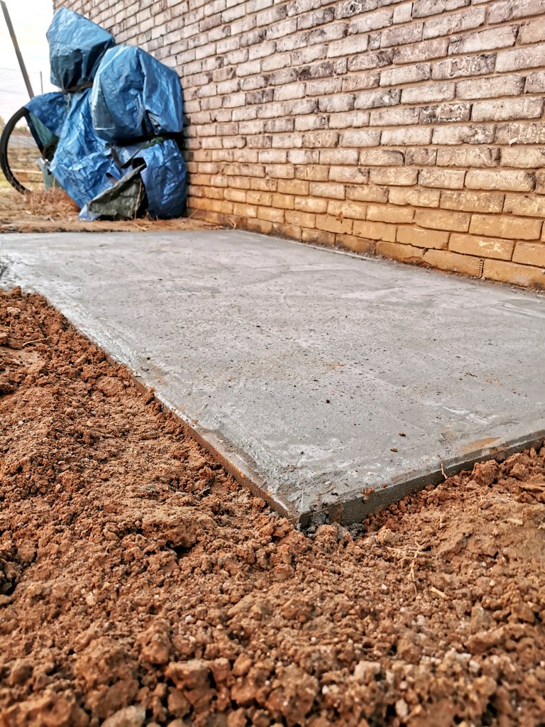 gandibleuxEU's tweet photo. Part 1 (of many more to come) of the long-term garden project is ready #bikeshed #biohort https://t.co/CIFM9XdL6z