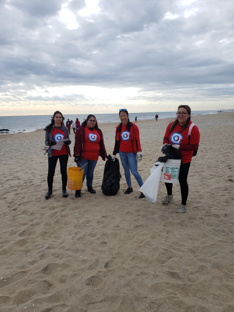 SandyTGT's tweet image. D419 and D422 Target teams sweeping the beach #CleanOceanAction #R400community @SaraBeirne_ @AristotlePSU @LeahDevlin11