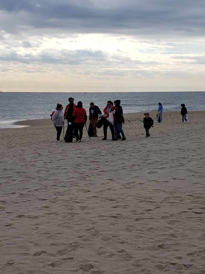 D419 and D422 Target teams sweeping the beach #CleanOceanAction #R400community <a href="/SaraBeirne_/">SaraBeirne</a> <a href="/AristotlePSU/">Aristotle</a> <a href="/LeahDevlin11/">Leah Devlin</a>