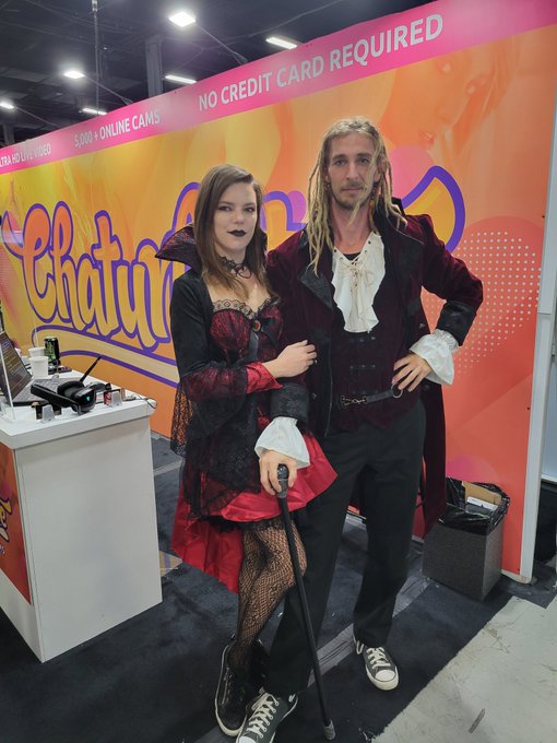 Honey And Bear - WE ARE LIVE AT @exxxotica for day 2!! Come by the @chaturbate booth and say hello to us!! https://t.co/z8at7YAYcd