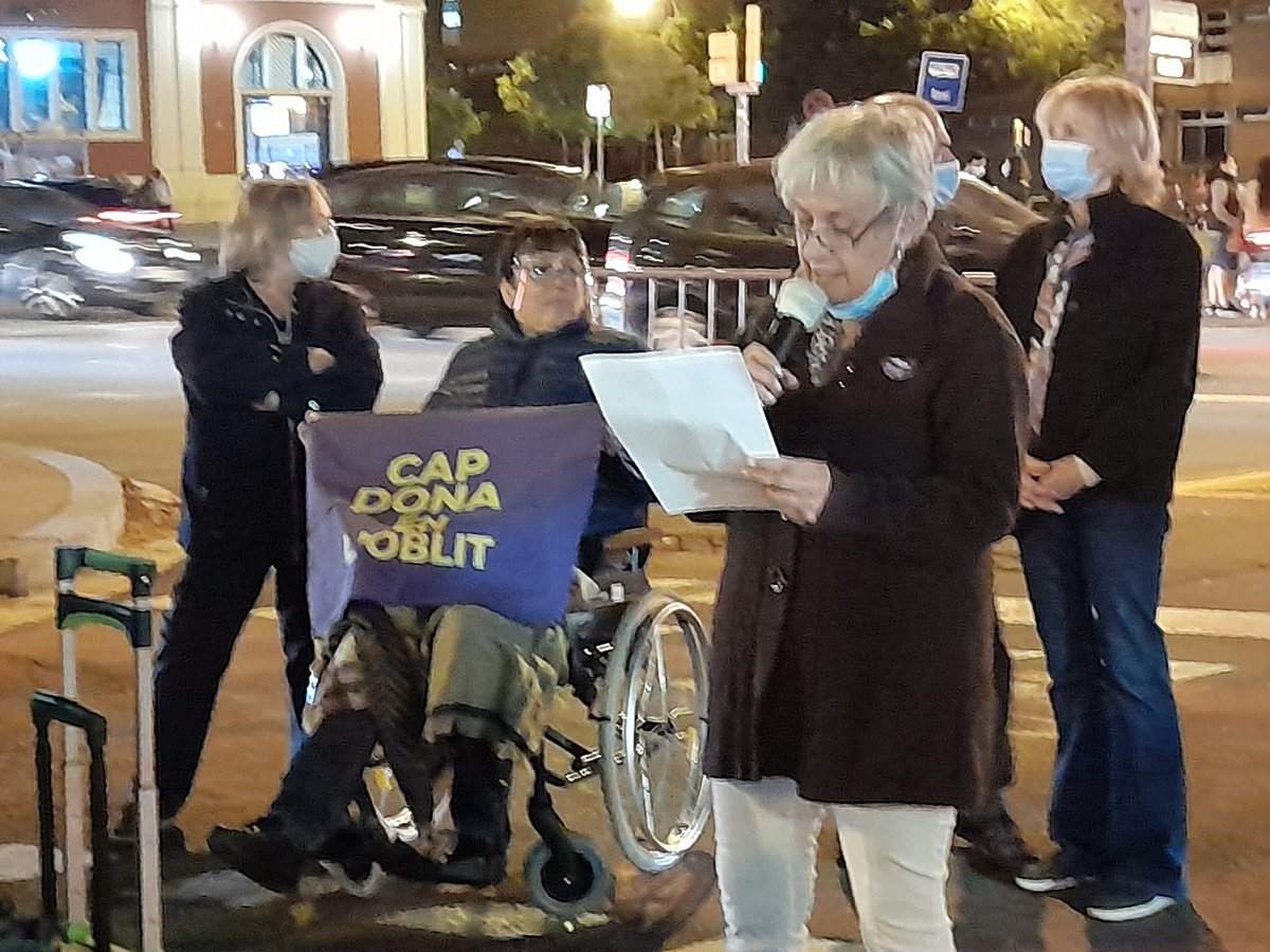 DonesRepublica's tweet photo. Per la llibertat de totes les investigades, encausades, exiliades... 

Prou repressió!
Amb les companyes de @DonesRepublica
al tall #MeridianaResisteix 

Gràcies @MeridianaResis1 per l'acollida d'avui.

43 mesos d'injustícia, 43 mesos de #CapDonaenlOblit https://t.co/XQrtlyQozD