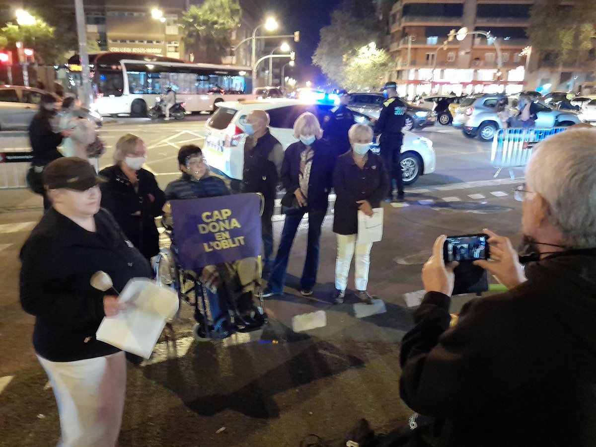 DonesRepublica's tweet photo. Per la llibertat de totes les investigades, encausades, exiliades... 

Prou repressió!
Amb les companyes de @DonesRepublica
al tall #MeridianaResisteix 

Gràcies @MeridianaResis1 per l'acollida d'avui.

43 mesos d'injustícia, 43 mesos de #CapDonaenlOblit https://t.co/XQrtlyQozD