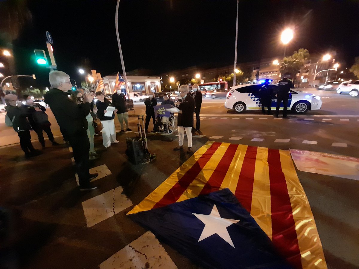 Per la llibertat de totes les investigades, encausades, exiliades... 

Prou repressió!
Amb les companyes de <a href="/DonesRepublica/">#CapDonaEnlOblit</a>
al tall #MeridianaResisteix 

Gràcies <a href="/MeridianaResis1/">MeridianaResisteix</a> per l'acollida d'avui.

43 mesos d'injustícia, 43 mesos de #CapDonaenlOblit