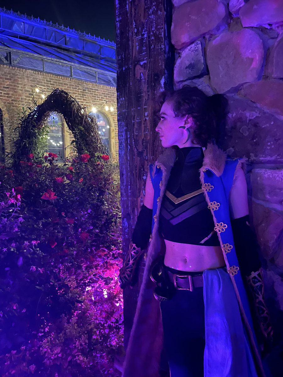 cybeee_'s tweet photo. It was so cool to finally wear Beau @EvermorePark!! Thank you @Marisha_Ray for making an amazing character that kickstarted my love for cosplay, dnd, and dope ass monk shit💙💙💙 
@CriticalRole #EvermorePark  #CritcalRole #BeauLionett #CriticalRolecosplay #beaucosplay https://t.co/c9rhrRdbJq