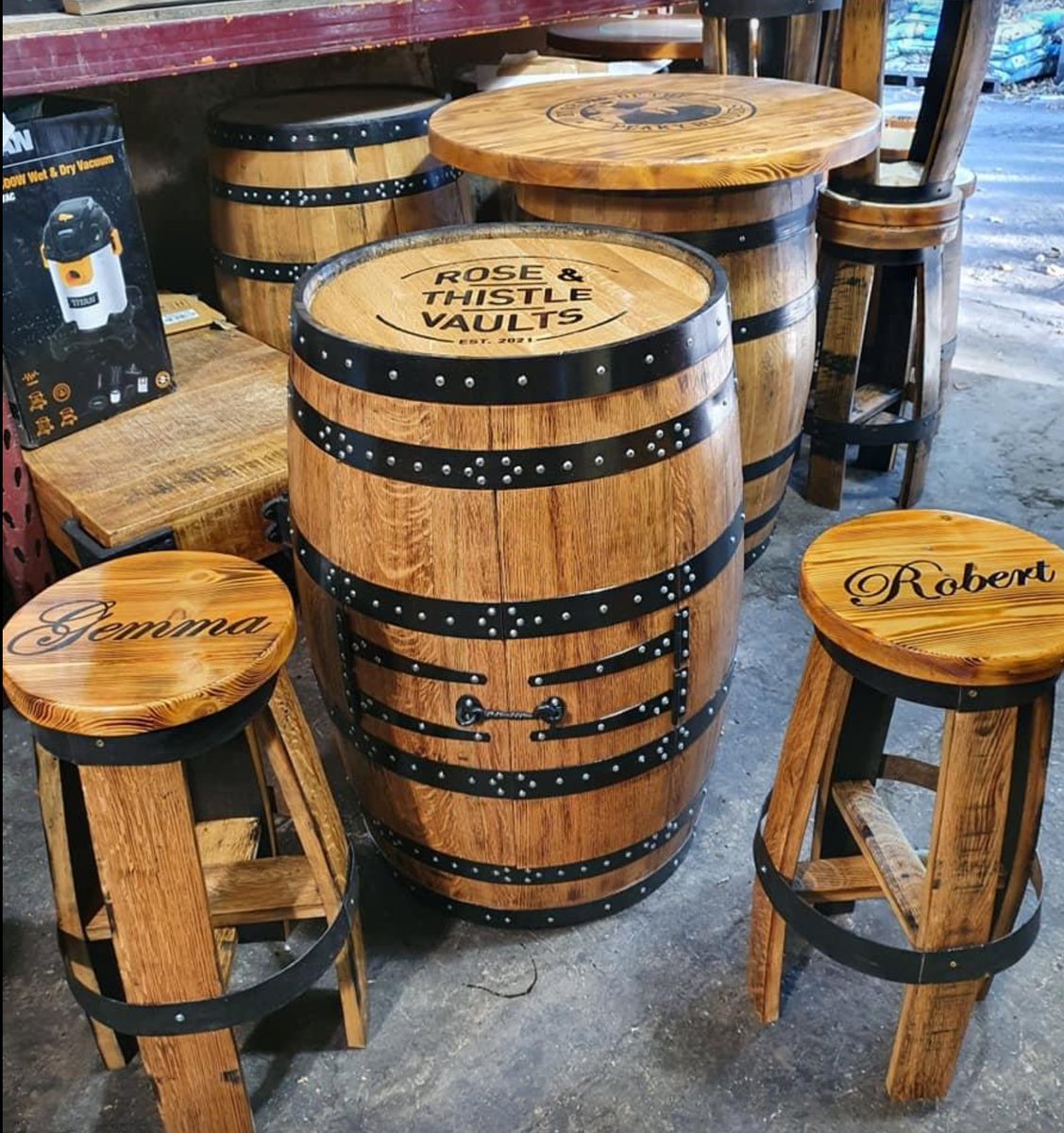 bespokebarrels1's tweet photo. Few of our favourites from this week, we've only a few spaces left in the order book for Xmas, £20 deposit secures your order, don't leave it too late! Message us to place your order #barrelfurniture #barreltable #barrelclock #homebar #pubshed #mancave #barrelbar #barrelstools https://t.co/7jyFsJalWJ