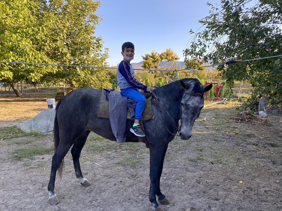 Atlarımız aldan,kırdan, yağızdan
Akıncılar kopmuş gelmiş Oğuz’dan
Küçüklü büyüklü hep bir ağızdan
Dillerde söylenir türkümüz bizim…