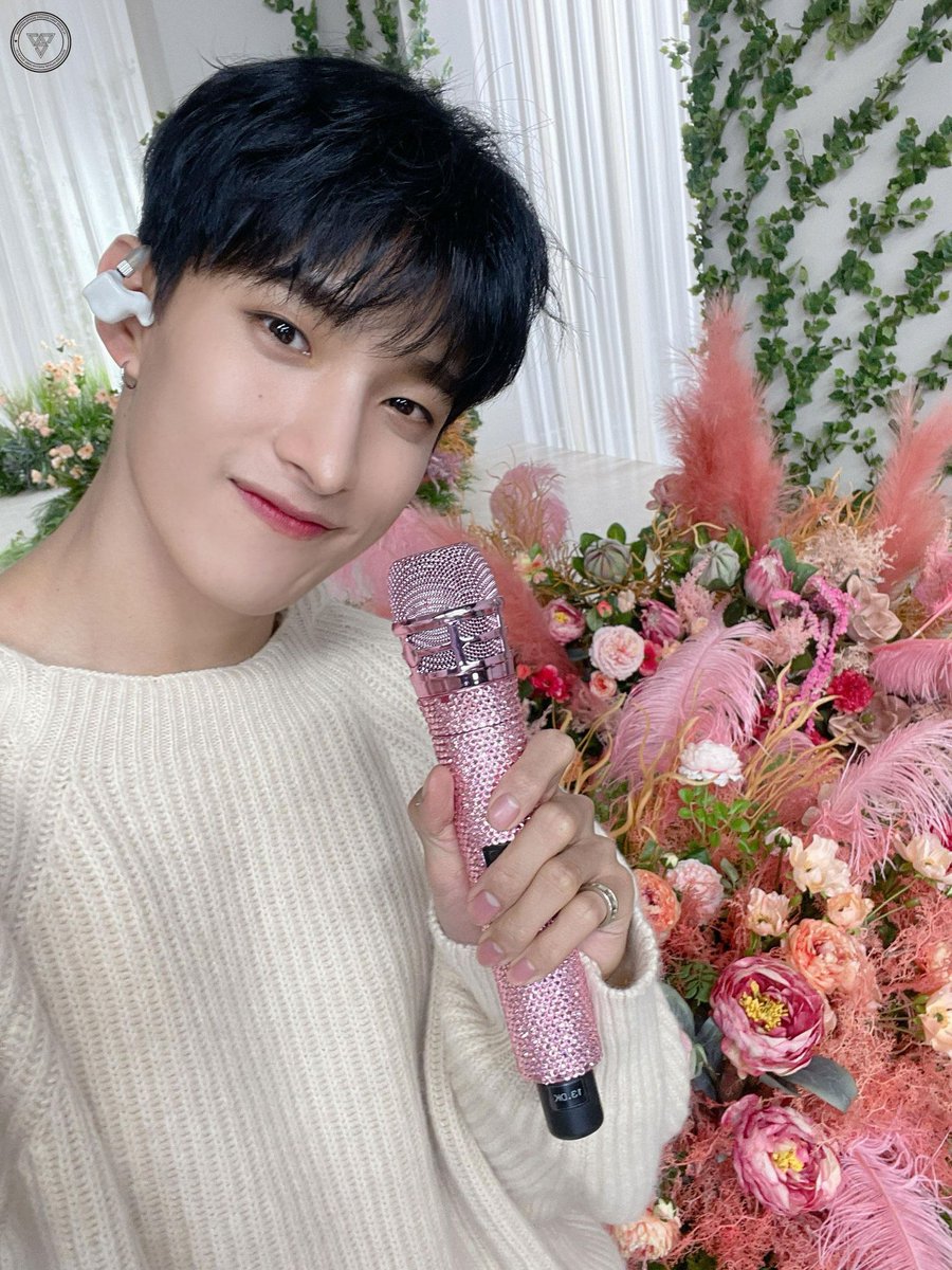 218pdf's tweet photo. this selca is my bday present https://t.co/SLkprXeLBG