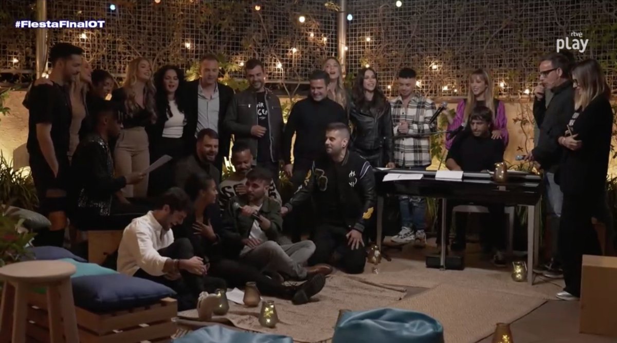 OT_Oficial's tweet photo. 🎤 Terminamos la #FiestaFinalOT cantando "MI MÚSICA ES TU VOZ", ¡un himno que concentra toda la magia de estos 20 años de Operación Triunfo! 🎶
👉 https://t.co/DDDBASSARN https://t.co/DFeULI5E8K