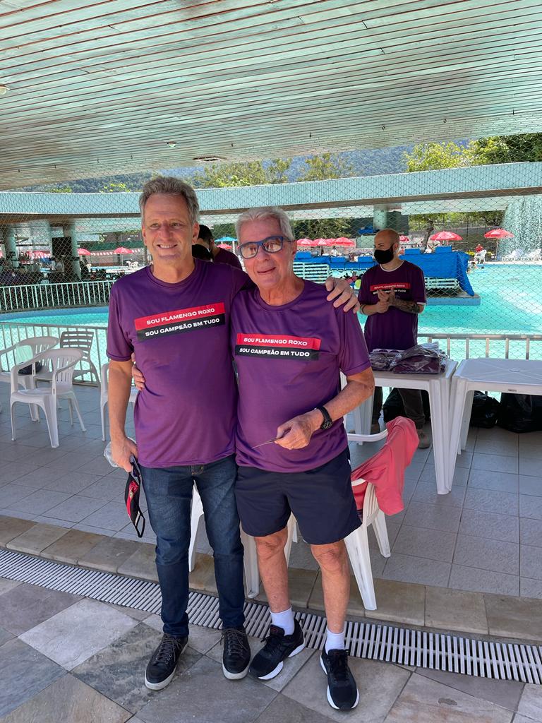 ChapaUniFla's tweet photo. Foto pesada de tantas taças e títulos. O encontro de dois dos maiores vitoriosos presidentes do Flamengo

Landim e Marcio Braga.

 Círculo vermelho⚫

#UnidosPeloFlamengo #SRN #LandimPresidente #VoteComigoMengao #ChapaRoxa #UniFla #Flamengo. https://t.co/cv3iLeQ68S